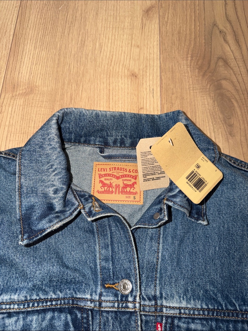 Levi's Medium Blue Denim Jacket with Button Front - Picture 2 of 6